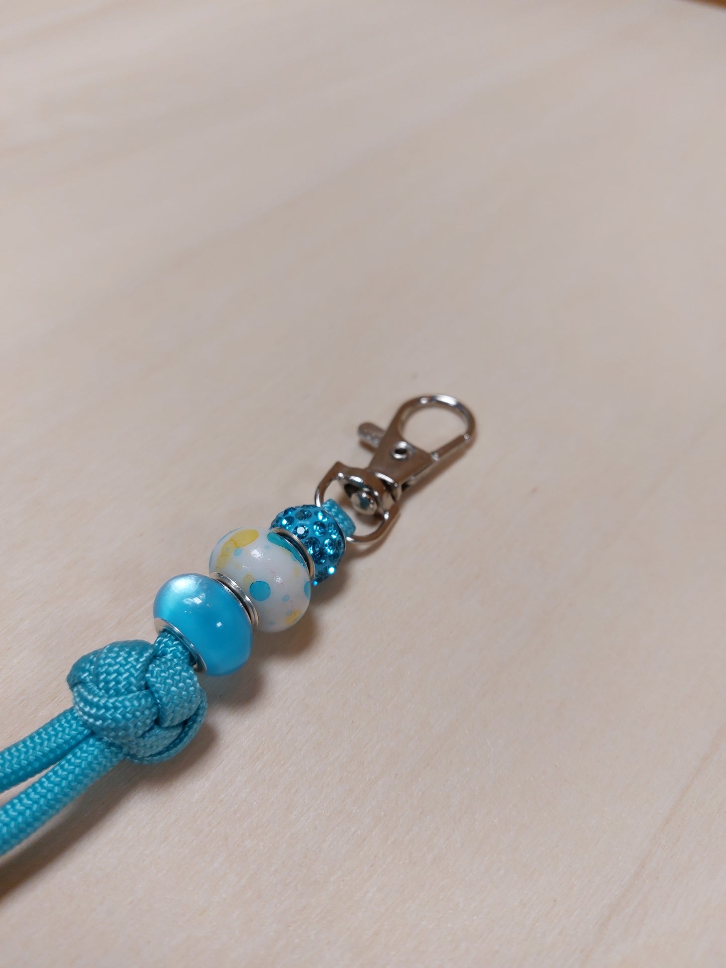 Bij-Zalme sleutelhanger blauw